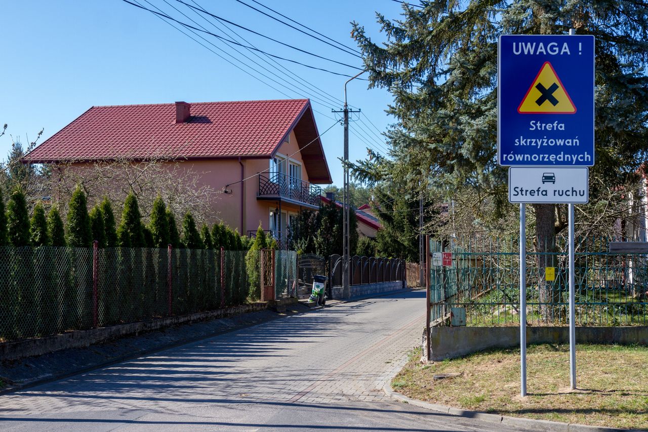 Skrzyżowanie równorzędne na osiedlu Góry