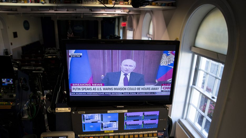 epa09776173 Russian President Vladimir Putin speaks during a news conference, seen on a television monitor in the White House briefing room in Washington, DC, USA, 21 February 2022. Putin announced the recognition of the self-proclaimed Donetsk People's Republic (DPR) and the Luhansk People's Republic (LPR).  EPA/Al Drago / POOL Dostawca: PAP/EPA.