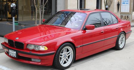 BMW E38 z V8 i manualem to rarytas w czasach downsizingu. Tak, jest na sprzedaż