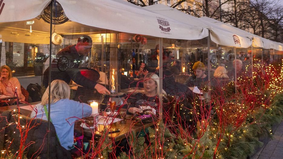 Koronawirus w Warszawie. Radni zagłosują nad obniżeniem stawek za ogródki restauracyjne