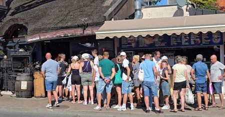 Tłumy nie tylko na plażach. Gigantyczne kolejki do restauracji
