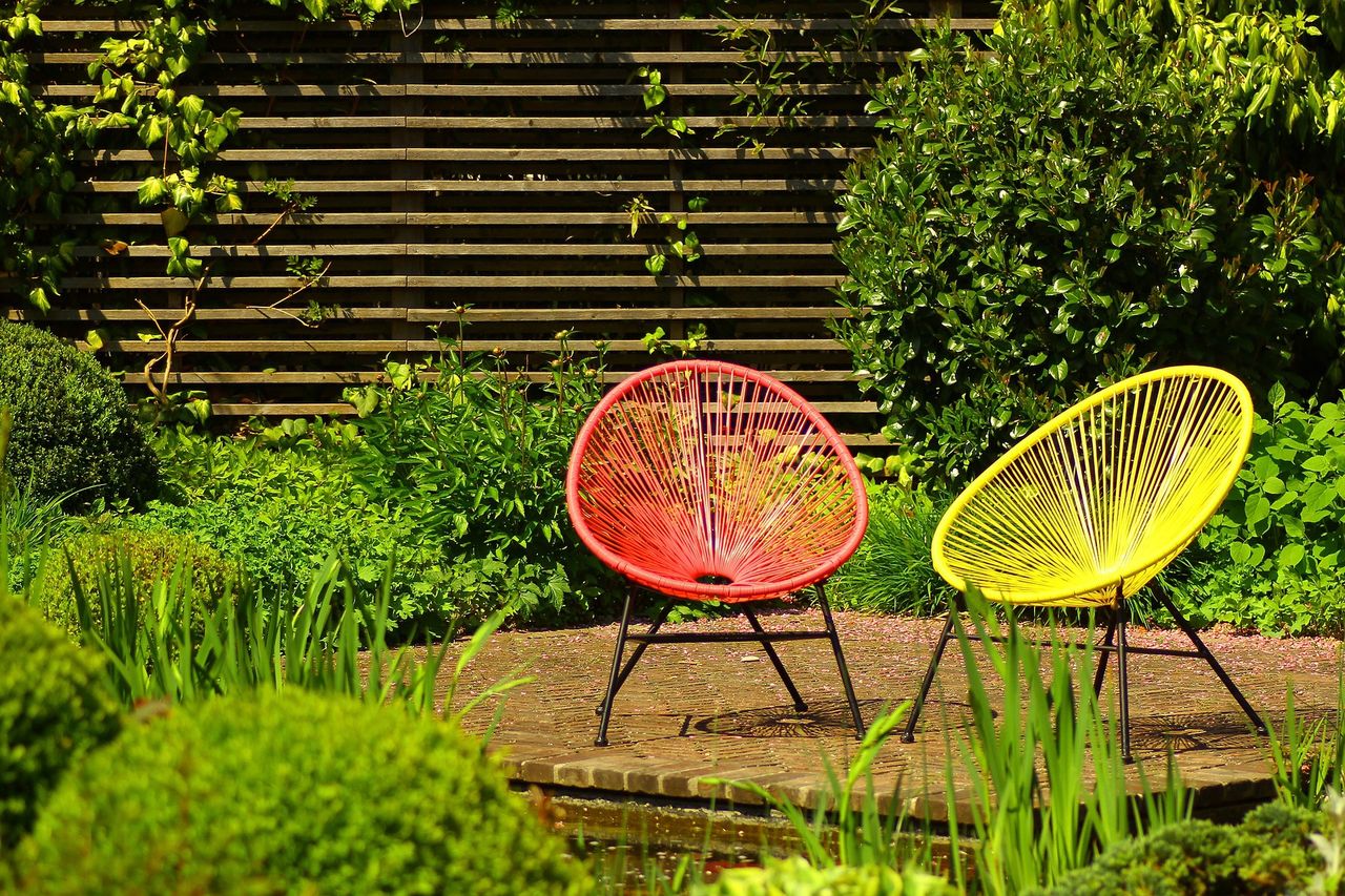 Metalowe krzesła do ogrodu
