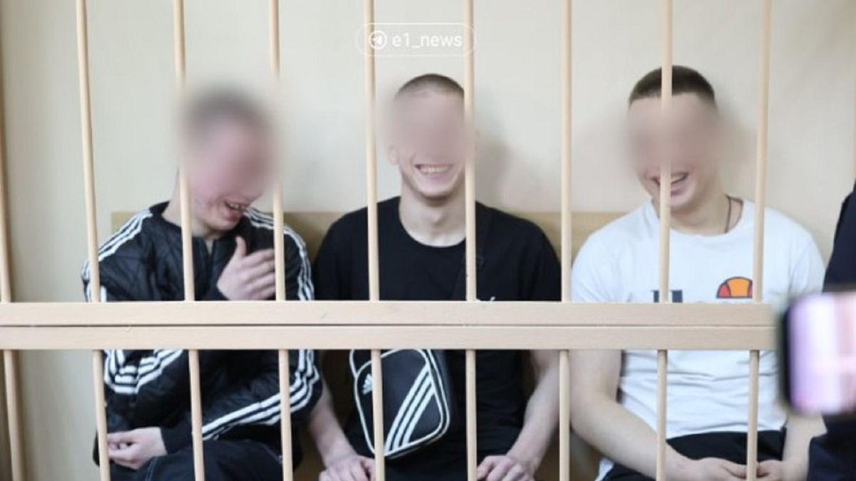 Skazani nastolatkowie na sali sądowej.