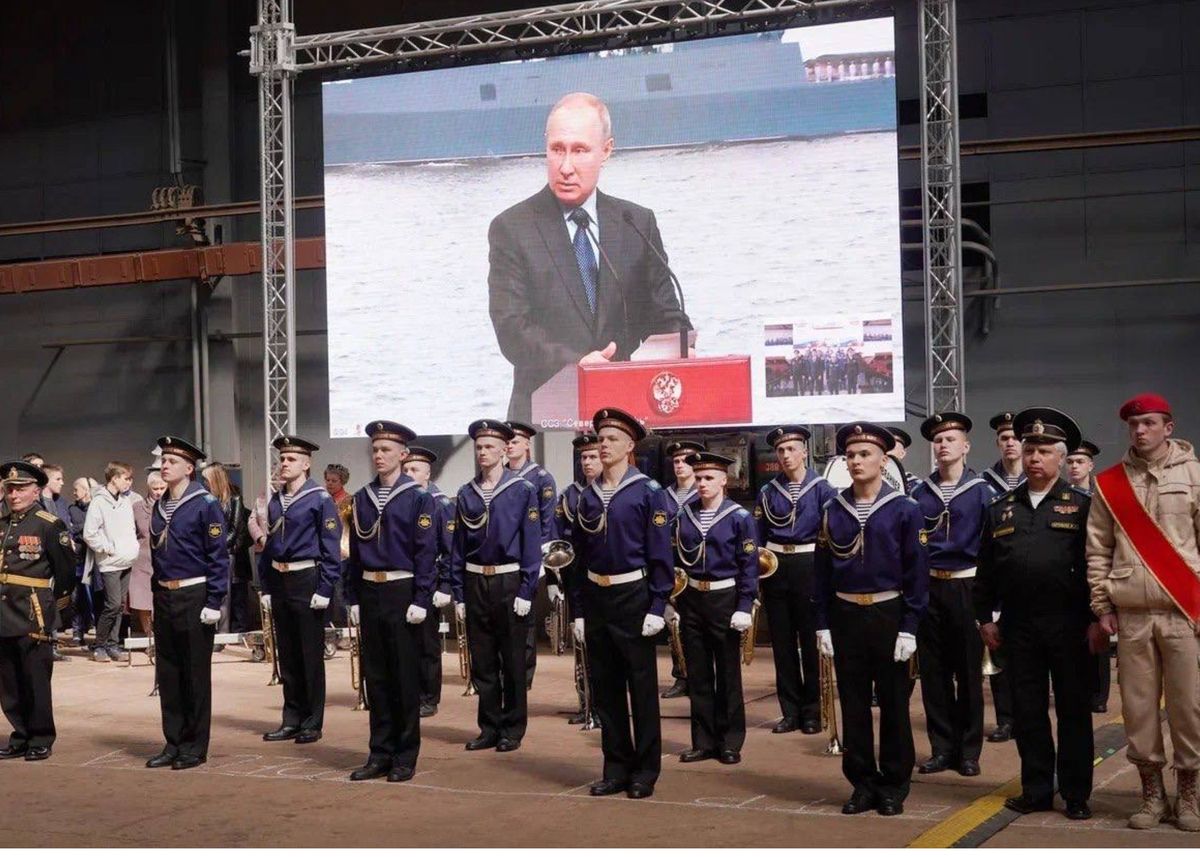 Królewiec organizuje manewry na kolejny etap wojny w Ukrainie. Na fot. Władimir Putin podczas uroczystości rocznicy Floty Bałtyckiej
