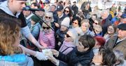 Remigiusz Rączka gotuje i częstuje w Radomsku... na Jarmarku Wielkanocnym