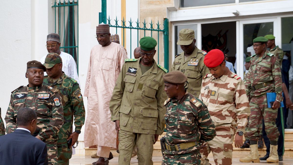 Liderzy przewrotu w Nigrze po ogłoszeniu dojścia do władzy. Według doniesień poprosili oni wagnerowców o wsparcie