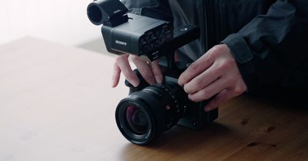 Sony FX3 to kamera do zadań specjalnych w małym korpusie. Wygląda niepozornie