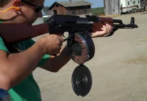 Ciekawy test magazynka do AK-47 [wideo]