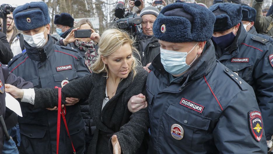 Anastazja Wasiljewa, szefowa Związku Lekarzy zatrzymana przez policjantów w pobliżu wejścia do kolonii karnej N2 (IK-2), gdzie wyrok odsiaduje Nawalny. 