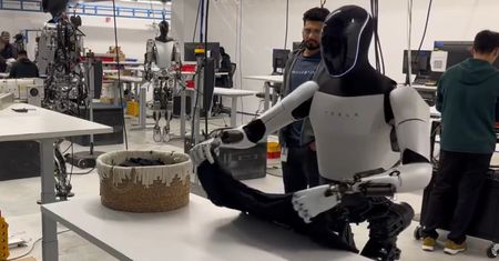 Elon Musk prezentuje robota. Optimus składa już ubrania