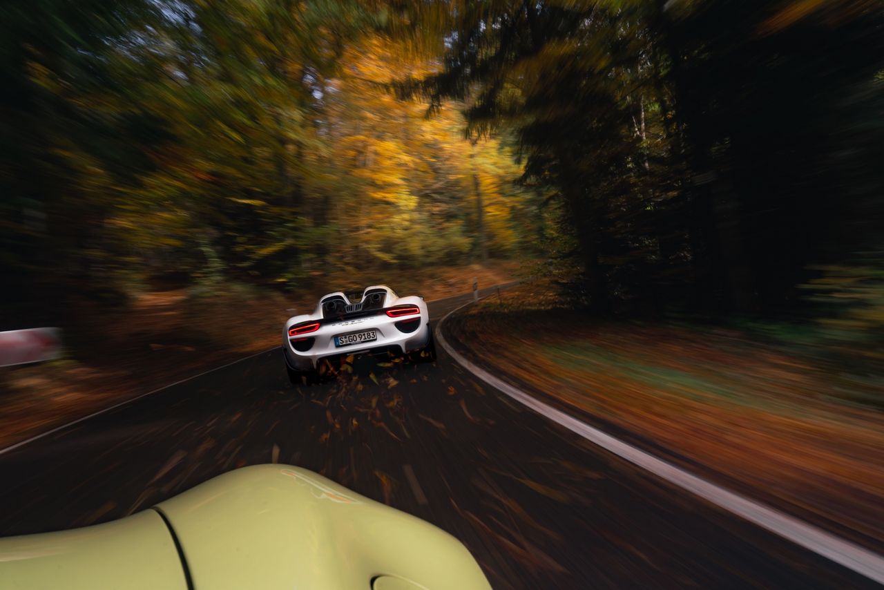 Porsche 918 Spyder vs Porsche 911 Carrera 4 GTS