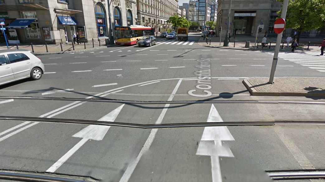 Plac Konstytucji w Warszawie to jedno z miejsc, gdzie z dwóch pasów ruchu robi się jeden