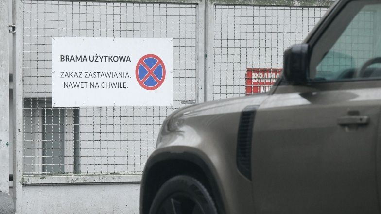 Tomasz Karolak i Viola Kołakowska zastawiają bramę z zakazem