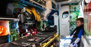 Poznań: Bajkowy Ambulans uczył dzieci pierwszej pomocy. Smocza karetka stanęła pod Stadionem Miejskim