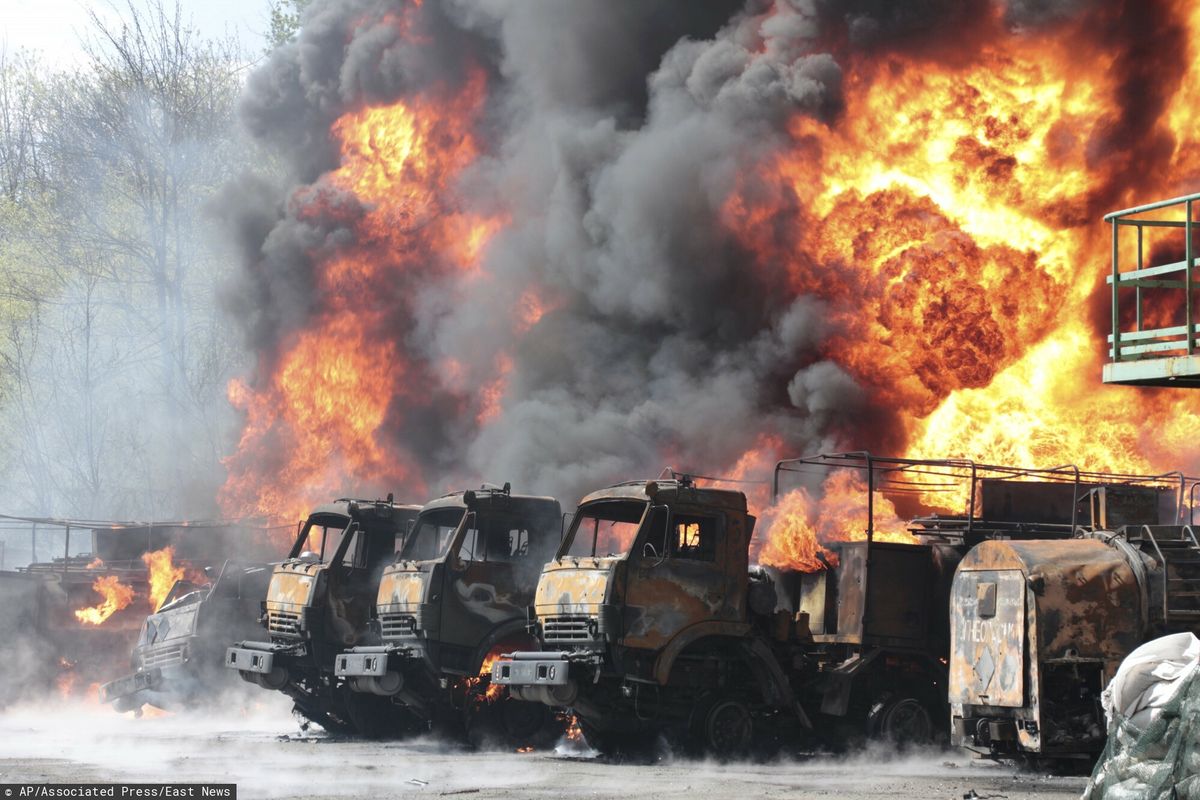 Pożar pojazdów wojskowych po ostrzale na terenie kontrolowanej przez okupantów tzw. separatystycznej Donieckiej Republiki Ludowej