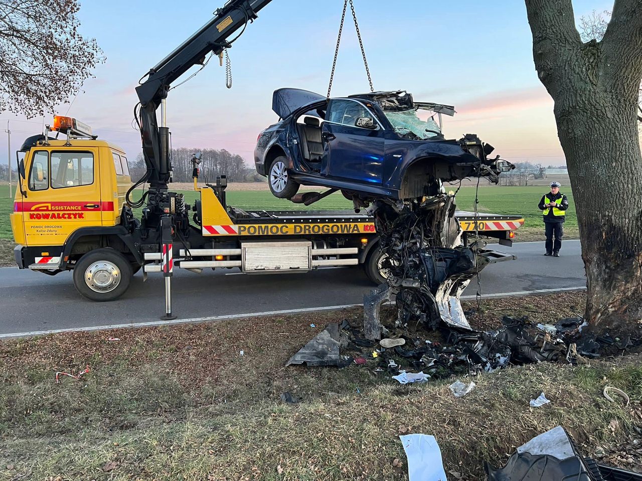 Tyle zostało z BMW. Tragiczny wypadek. Zginął człowiek