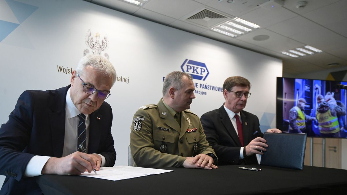 Członek zarządu PKP S.A. Andrzej Olszewski, dowódca Wojsk Obrony Terytorialnej  Wiesław Kukuła i  prezes zarządu PKP S.A. Krzysztof Mamiński podczas podpisania umowy o współpracy PKP  z WOT