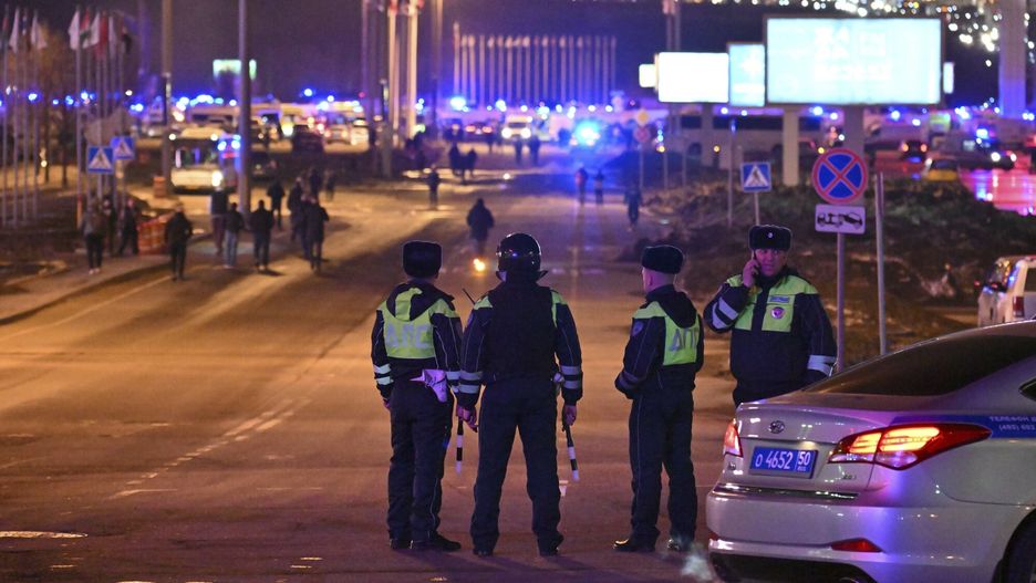 Strzelanina w hali koncertowej w Krasnogorsku
Police block the road to the Crocus City Hall on the western edge of Moscow, Russia, Friday, March 22, 2024. Several gunmen have burst into a big concert hall in Moscow and fired automatic weapons at the crowd, injuring an unspecified number of people and setting a massive blaze in an apparent terror attack days after President Vladimir Putin cemented his grip on the country in a highly orchestrated electoral landslide. (AP Photo/Dmitry Serebryakov)
Dmitry Serebryakov