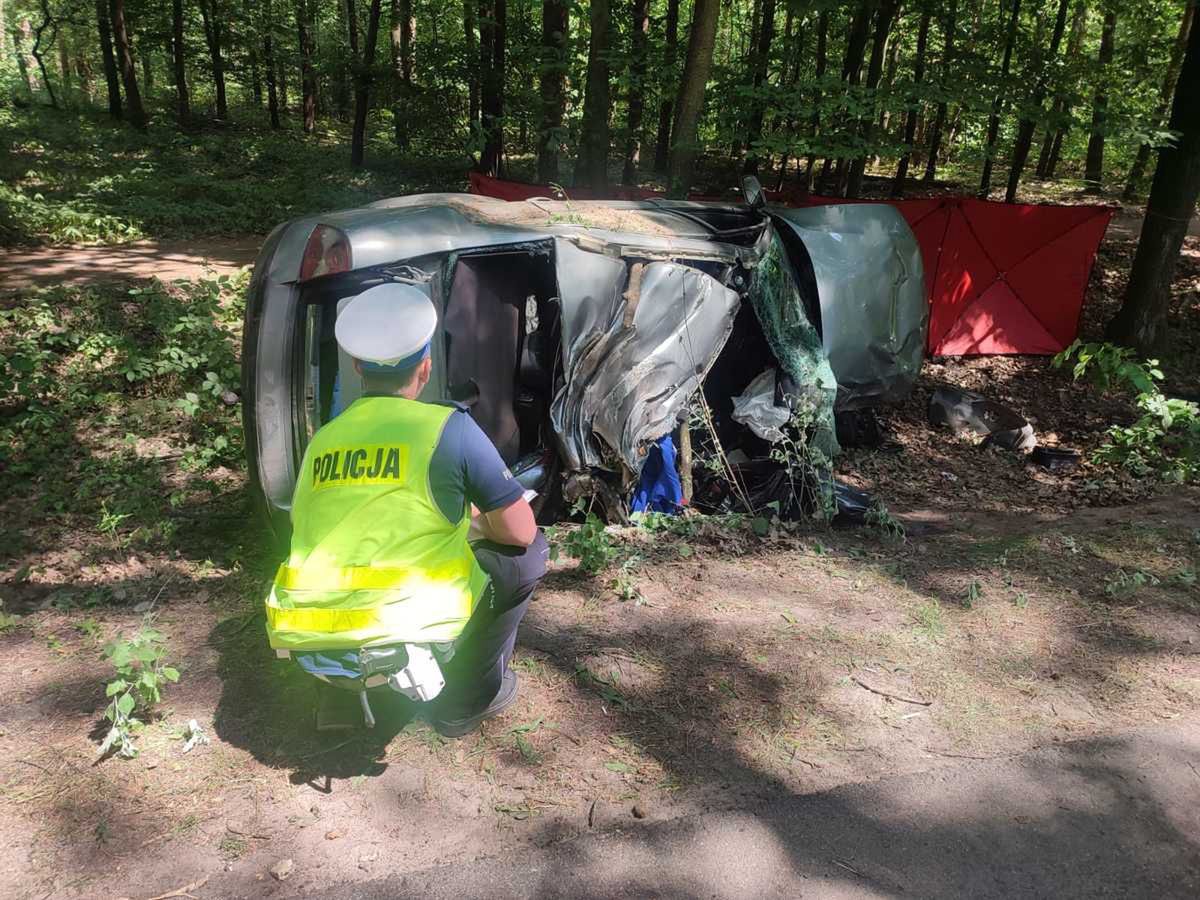 Dachował i uderzył w drzewo. Śmiertelny wypadek