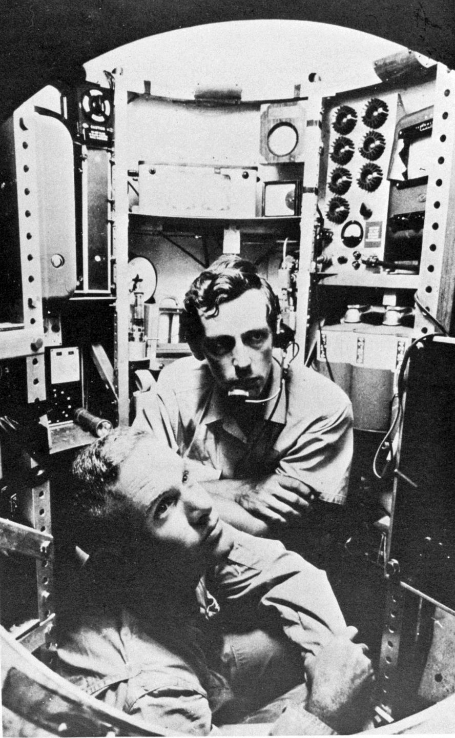 Jacques Piccard i Don Walsh w kabinie Trieste