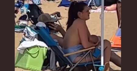 Ktoś nagrał, jak karmi na plaży. Filmik znalazła w sieci