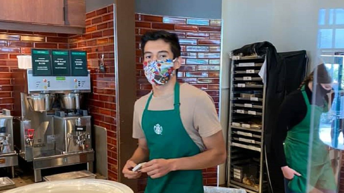 Barista ze Starbucksa w San Diego odmówił sprzedaży kawy klientce, która nie miała maseczki ochronnej. 