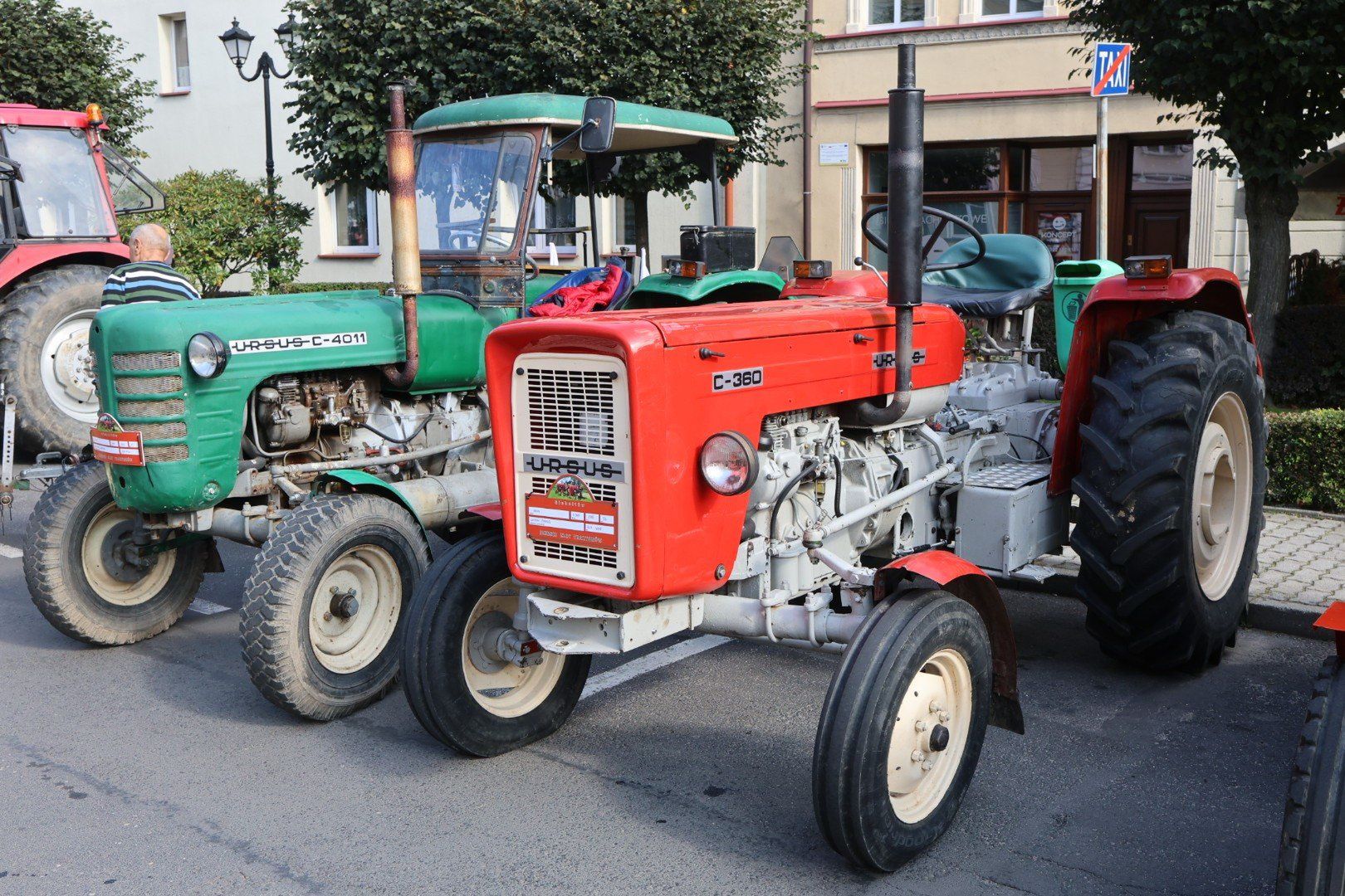 27.09.2025 V Izerski Zlot Traktorów przejechał przez Mirsk