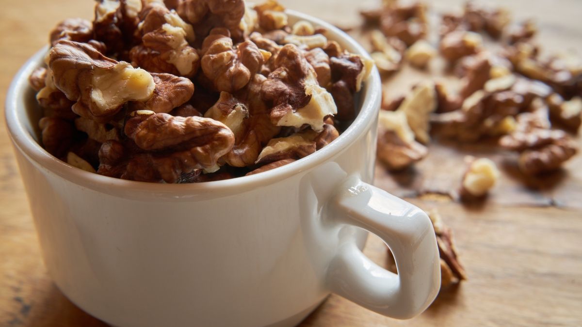 Biała filiżanka z orzechami włoskimi