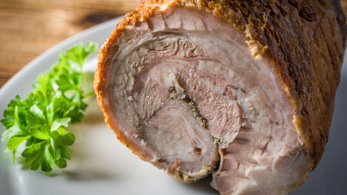 Rolowany boczek wielkanocny z czosnkiem niedźwiedzim 