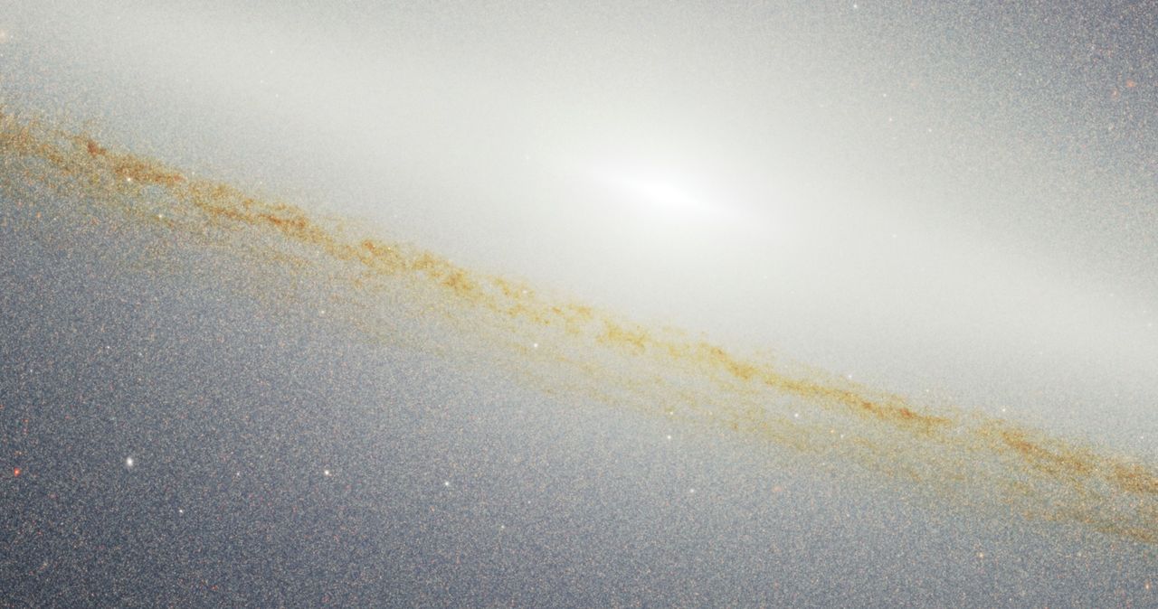 Galaktyka Sombrero, zbliżenie na centrum i pierścień