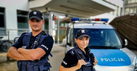 Policjanci eskortowali kobietę w ciąży do szpitala. Urodziła w samochodzie
