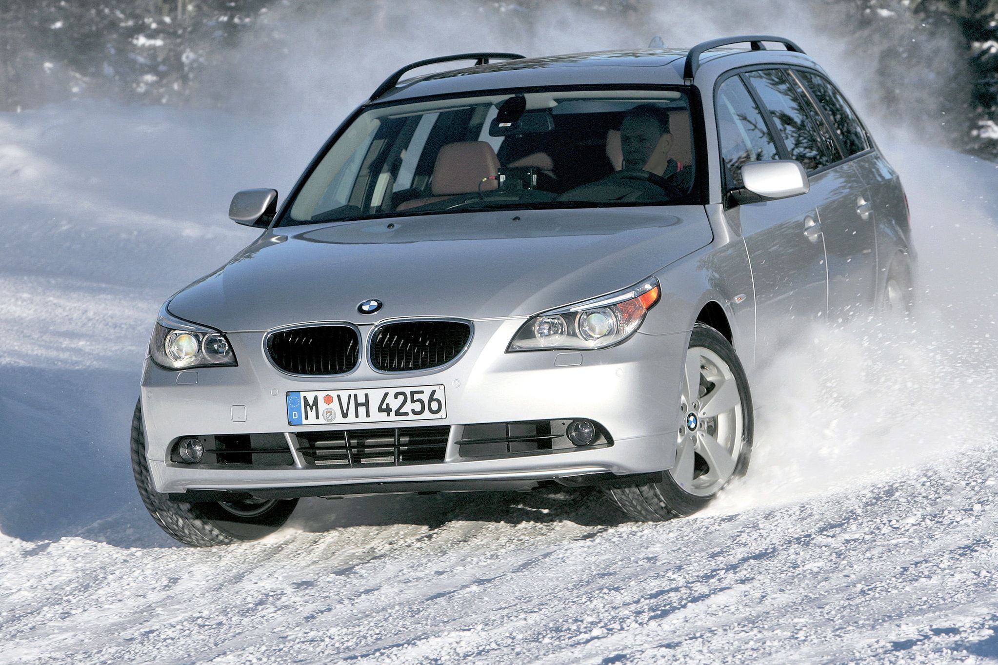 Napęd xDrive znakomicie spisuje się na śliskiej nawierzchni, ale nie należy od niego wymagać cech napędu terenowego.