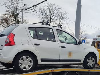 Lublin: Obywatel Zimbabwe woził ludzi bez licencji i prawa jazdy. Dacia nie miała nawet przeglądu