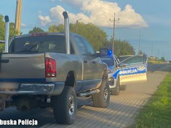 Bledzew: Policjanci zatrzymali pickupa do kontroli. Samochodem jechało 15 osób