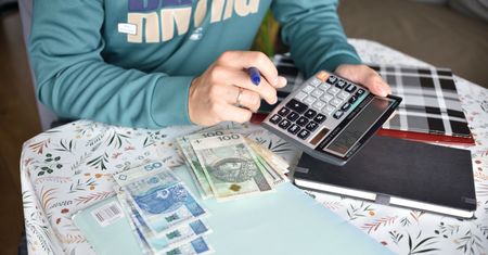 "Na czarną godzinę". Tak oszczędzają Polacy