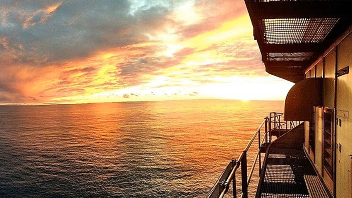 Hotel na środku oceanu. Wokół rekiny, a jedyna droga to helikopt