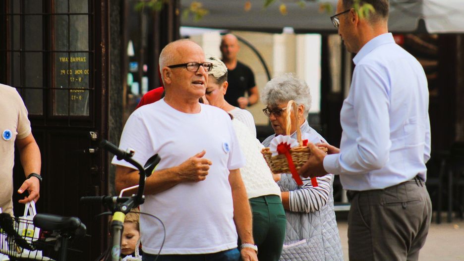 W święto państwowe 11 lipca prezydent Tarnobrzega rozdawał przypinki z kwiatem lnu