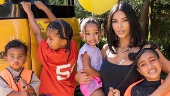 Kim Kardashian zapozowała z GROMADKĄ dzieci. Internauci nie poznają jej 11-letniej córki: "To jest Northie?" (FOTO)