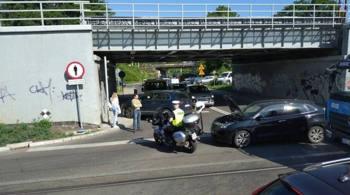 Wypadek pod wiaduktem na skrzyżowaniu ulic Kolumba i Dąbrowskiego w Szczecinie