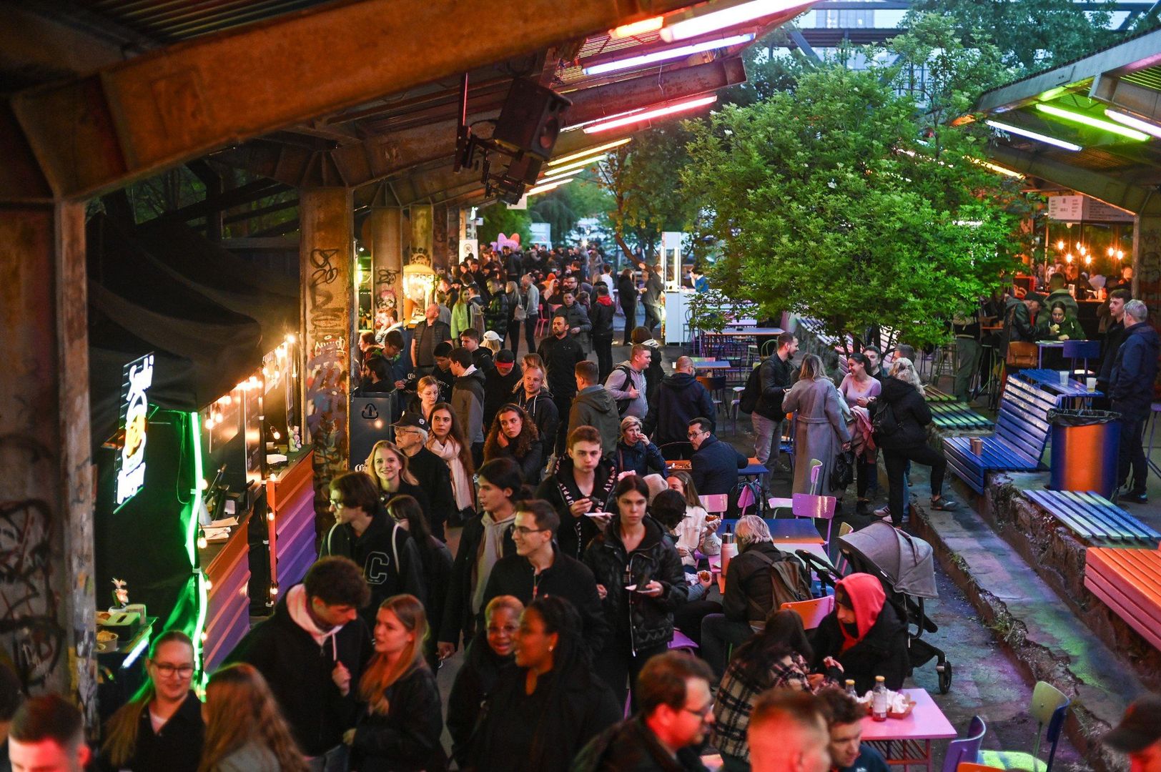 Nocny Market to nie tylko raj dla miłośników street foodu, ale też przestrzeń pełna miejskich atrakcji. Oprócz jedzenia, na odwiedzających czekają strefy lifestyle’owe – od stanowisk tatuatorskich po barber shopy. W różnych częściach marketu rozbrzmiewa muzyka – DJ-e i koncerty na żywo nadają całości wyjątkowego klimatu.Nowością tegorocznej edycji jest odmieniona przestrzeń baru DRUGI PERON, która przekształciła się w pop-upowy koktajl klub. Dwie kontrastujące strefy – jedna z neonowymi lustrami i kolorową scenografią, druga z graffiti i czarno-białymi meblami – stworzyły wyjątkowe tło dla wieczornych tańców.Poniżej rozpiska godzinowa otwarcia Nocnego Marketu:piątek: 17:00-01:00,sobota: 17:00-01:00,niedziela: 17:00-23:00,Kiedy: 23-25 maja 2025.Gdzie: Wola, Towarowa 3.Wstęp: Bezpłatny, udział wiąże się z kosztem zamówienia jedzenia/picia.&gt;&gt;&gt;