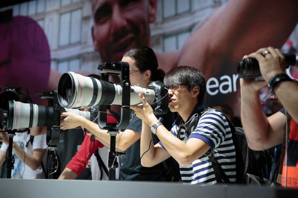 Konstrukcja optyczna obiektywu Canon EF 800mm f/5.6 L IS USM składa się z 18 elementów w 14 grupach (2 soczewki fluorytowe, 1 soczewka UD i 1 soczewka Super UD). Teleobiektyw ma silnik USM, wspomnianą stabilizację obrazu i ostrzy od 6 metrów.