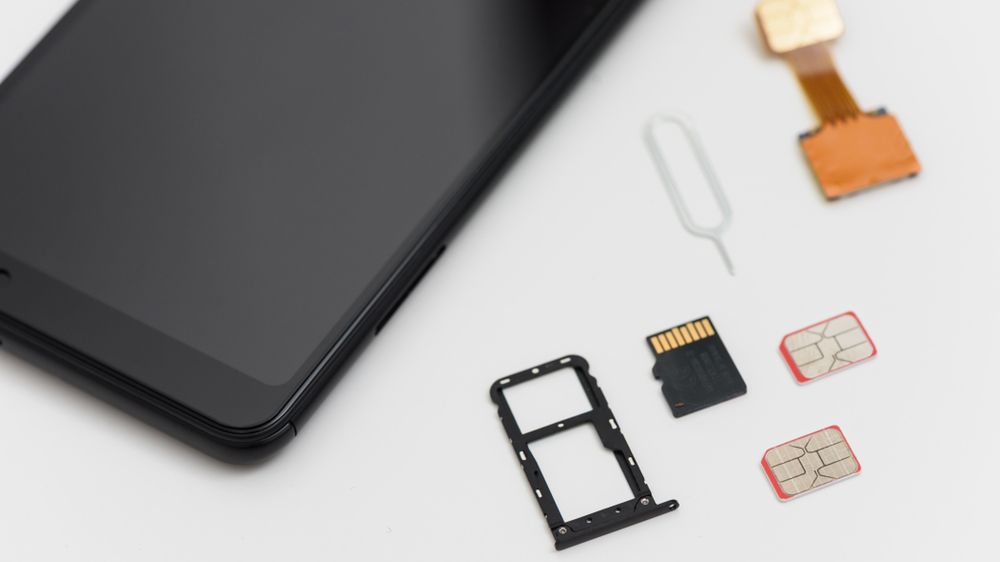 Trzy karty w dwóch slotach? Brzmi nieprawdopodobnie, ale Xiaomi ma na to sposób 1