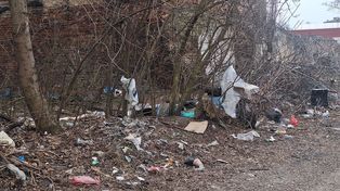 Łódź: Sterty śmieci na targowisku Dolna Ceglana