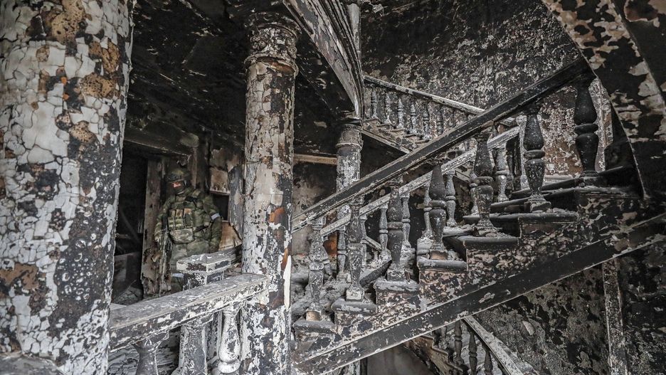 A picture taken during a visit to Mariupol organized by the Russian military shows destruction inside the destroyed Drama Theatre in Mariupol, Ukraine, 12 April 2022. At least 300 people died after a Russian airstrike on the Drama Theatre of Mariupol on 16 March, the Donetsk Regional State Administration sai whereas the Russian Defence Ministry denies the airstike and claims the theatre was blown up by the Azov battalion. EPA/SERGEI ILNITSKY Dostawca: PAP/EPA.