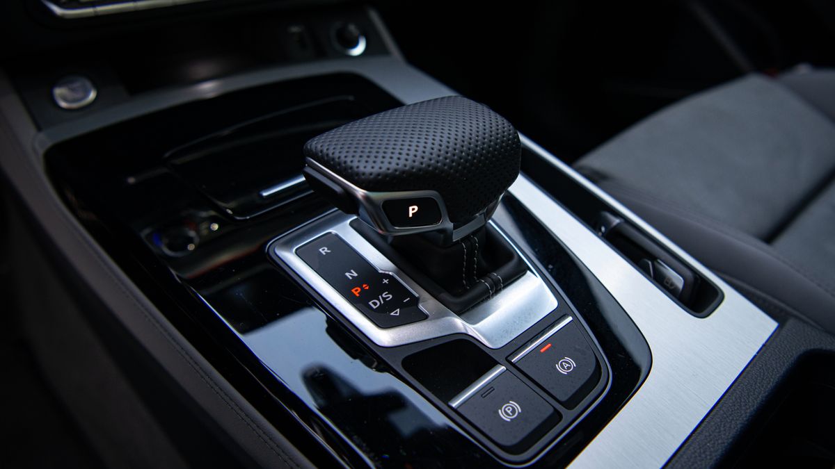 Dźwignia automatycznej skrzyni w audi