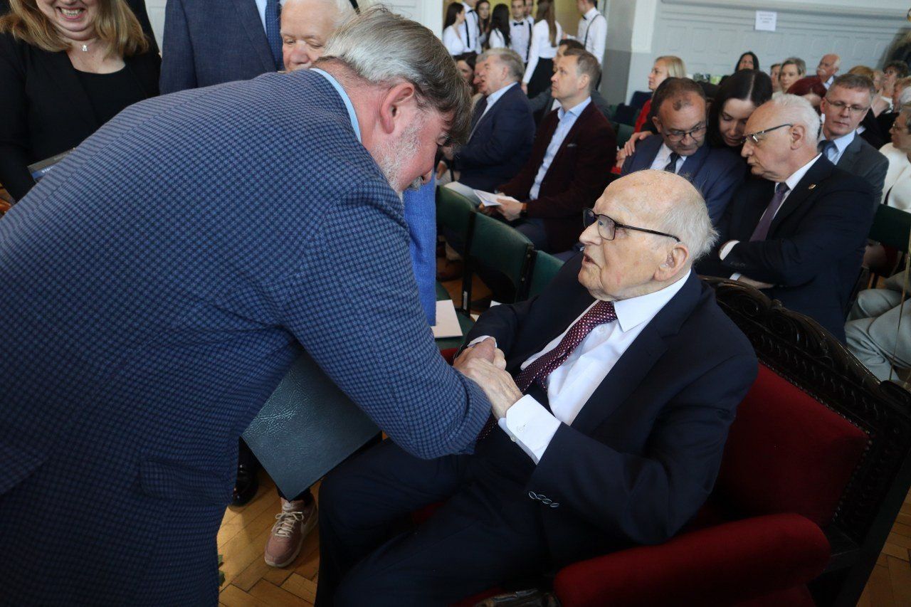 Piękna uroczystość w Zespole Szkół Ekonomicznych w Lesznie: setne urodziny dr Stanisława Jędrasia