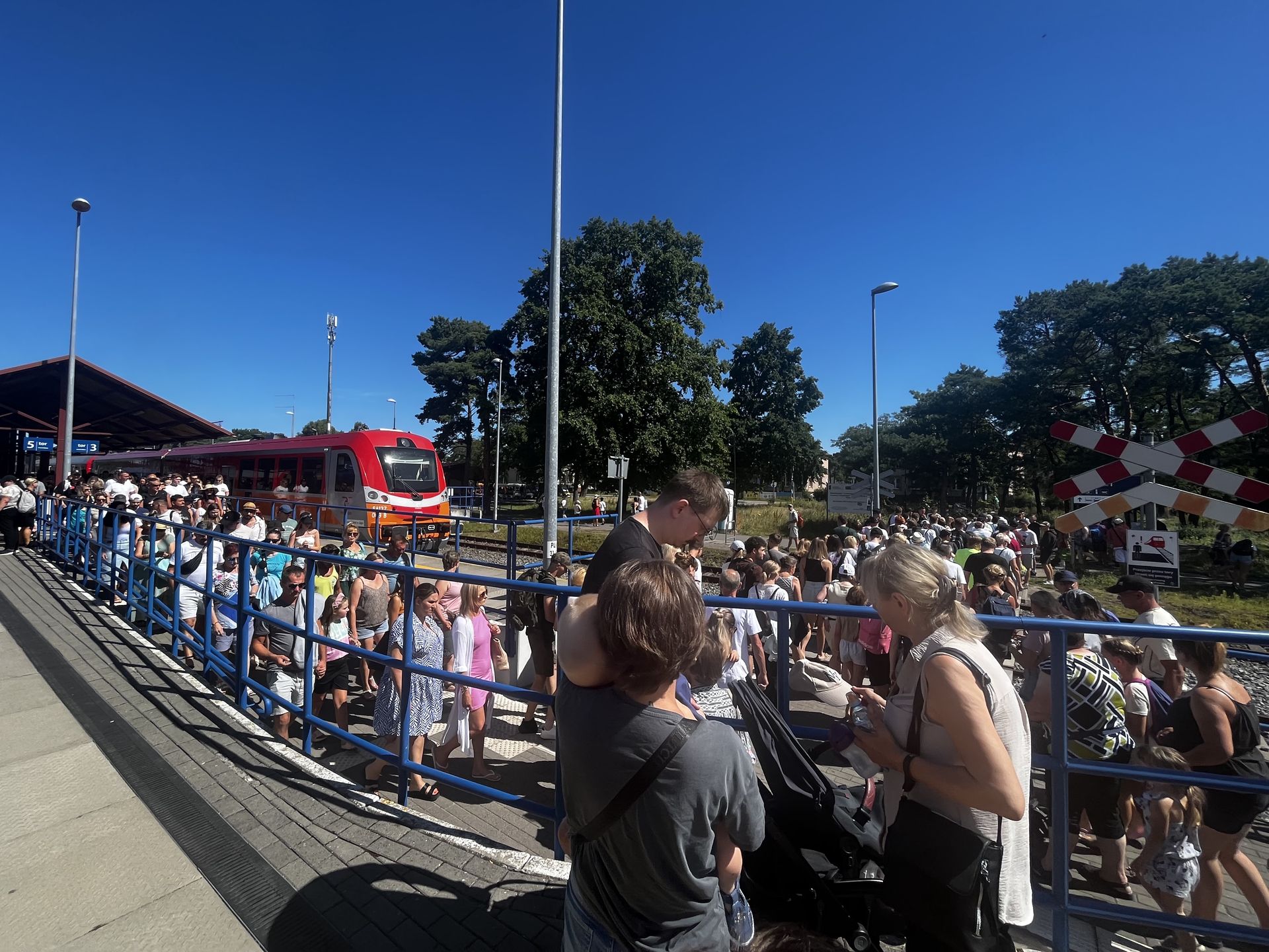 Tłum na peronie w Helu