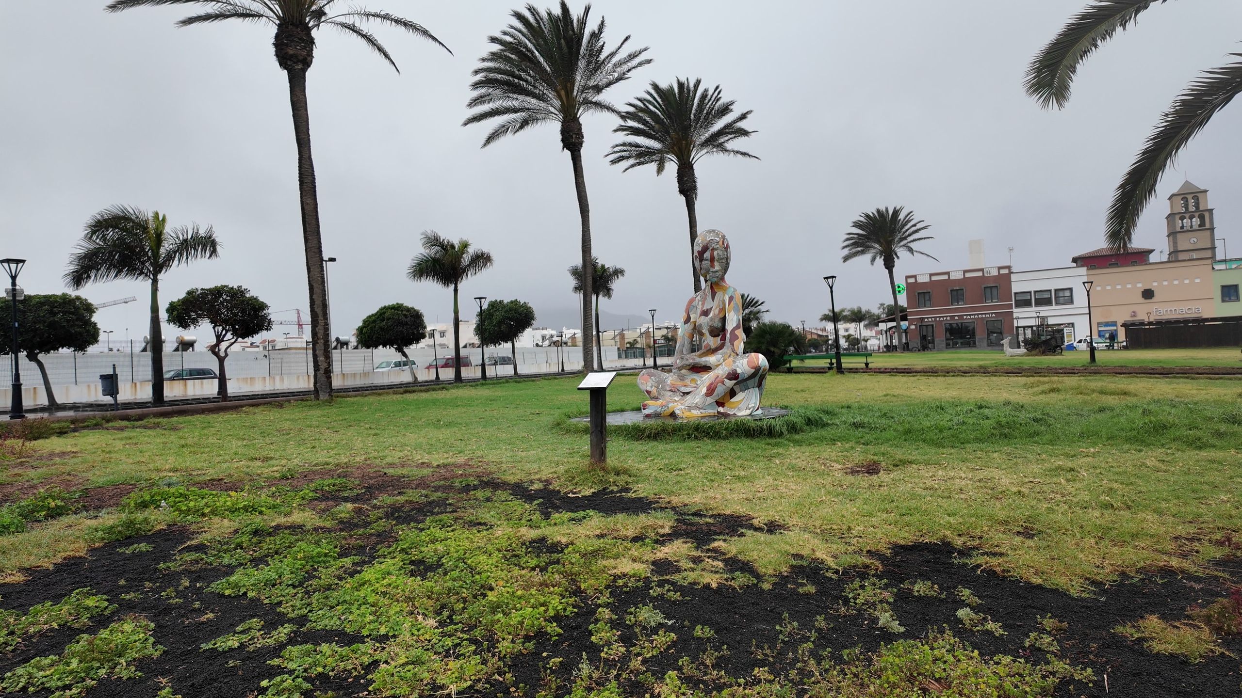 Palmy i kolorowa zabudowa Corralejo
