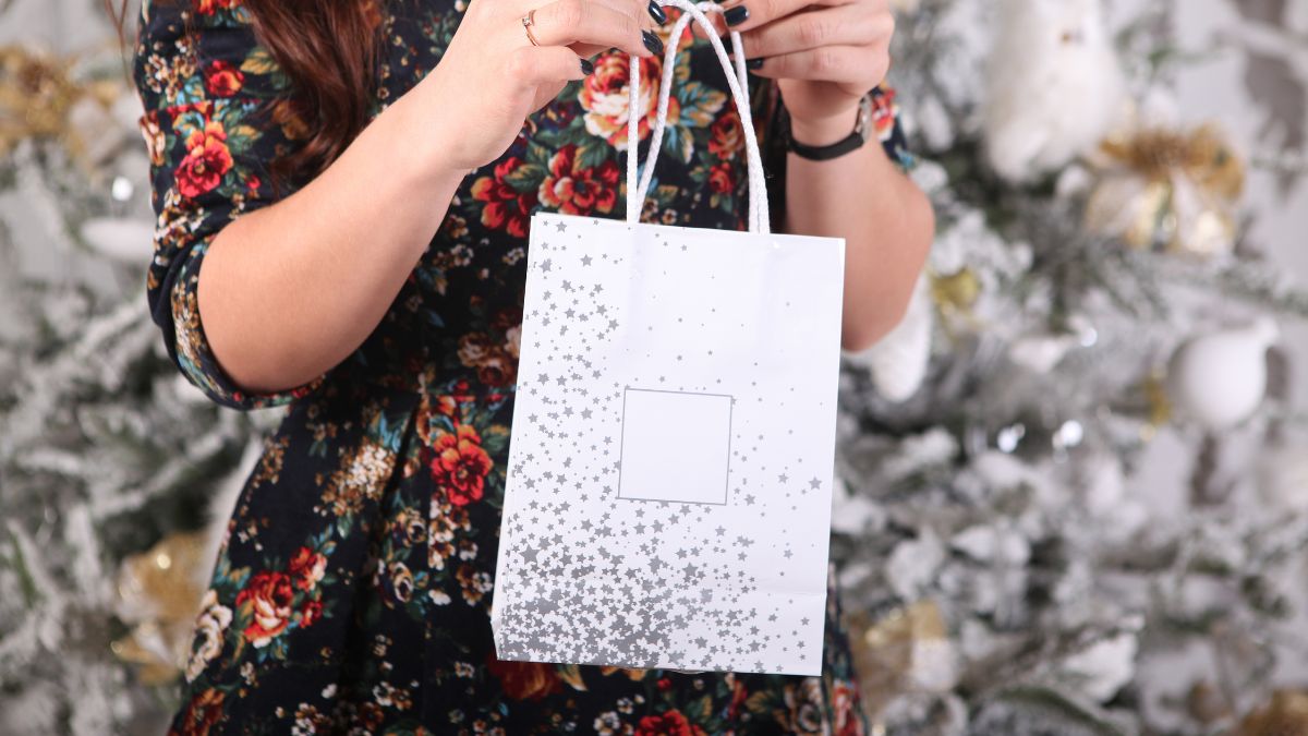 Dekorowanie torebki prezentowej na różne sposoby