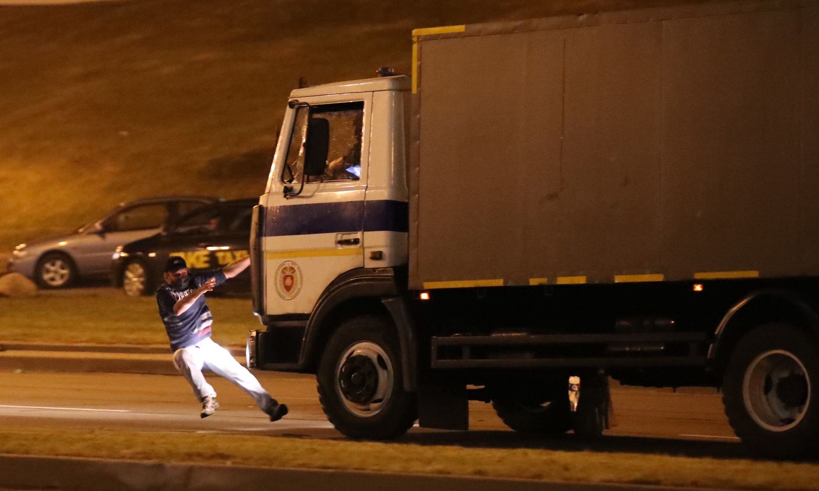 Protesty na Białorusi. Milicyjna ciężarówka wjechała w protestujących. Nagranie przeraża